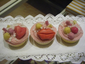 tres cupcakes rosa bandeja